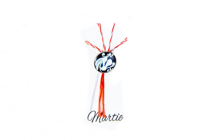 Martisor din ceramica pictat manual cu o floare pe fond albastru [2]