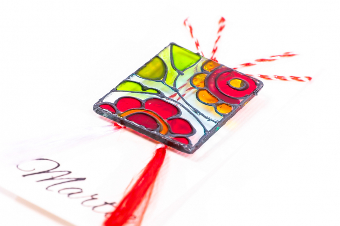 Martisor din sticla pictat manual cu floricica rosie  si contur argintiu [2]