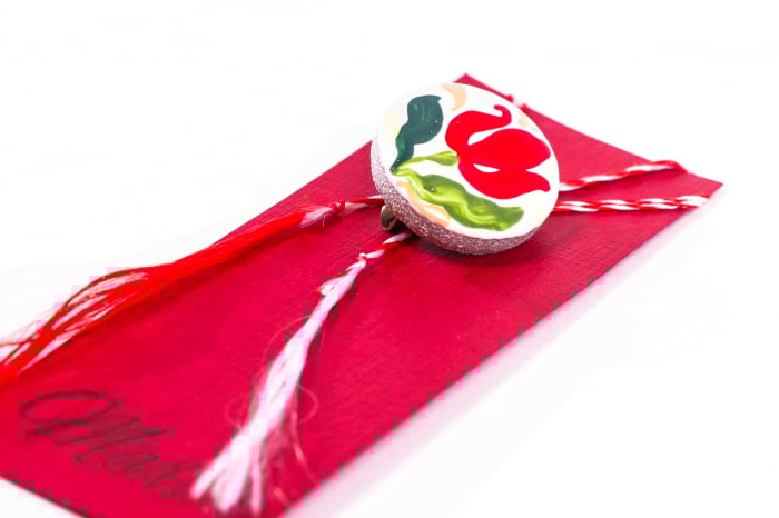 Martisor din ceramica pictat manual cu o lalea rosie [2]