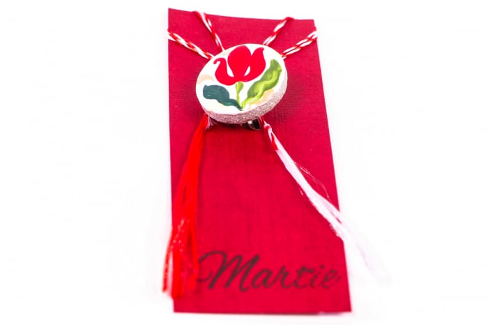 Martisor din ceramica pictat manual cu o lalea rosie [3]