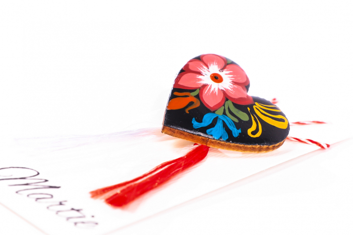 Martisor din ceramica pictat manual forma de inima cu o floare rosie si una albastra [3]