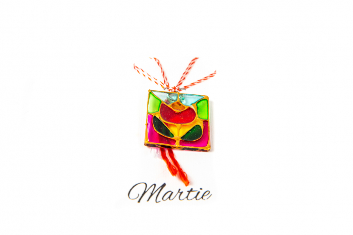 Martisor din sticla multicolora cu baza roz pictat manual cu o lalea rosie [2]