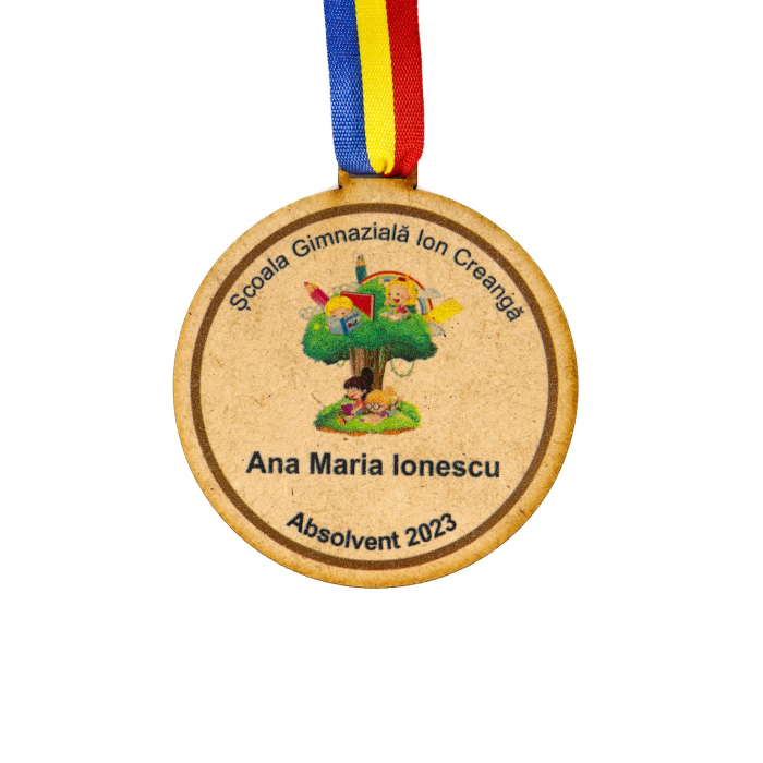 Medalie personalizata din lemn cu copacel, copii si creioane [3]