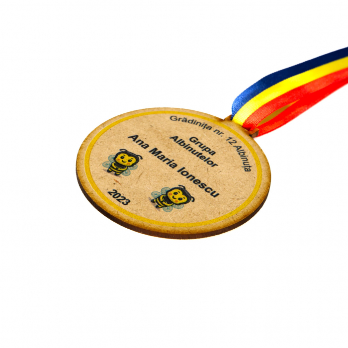 Medalie personalizata din lemn pentru grupa Albinutelor [2]