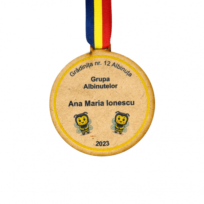 Medalie personalizata din lemn pentru grupa Albinutelor [3]