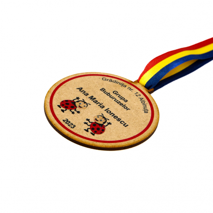 Medalie personalizata din lemn pentru grupa Buburuzelor [2]