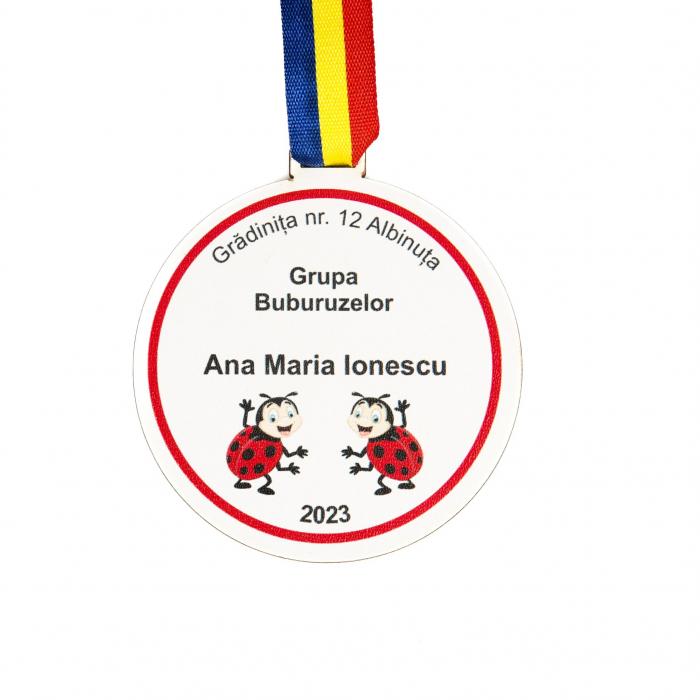 Medalie personalizata din lemn pentru grupa Buburuzelor pe fundal alb [3]