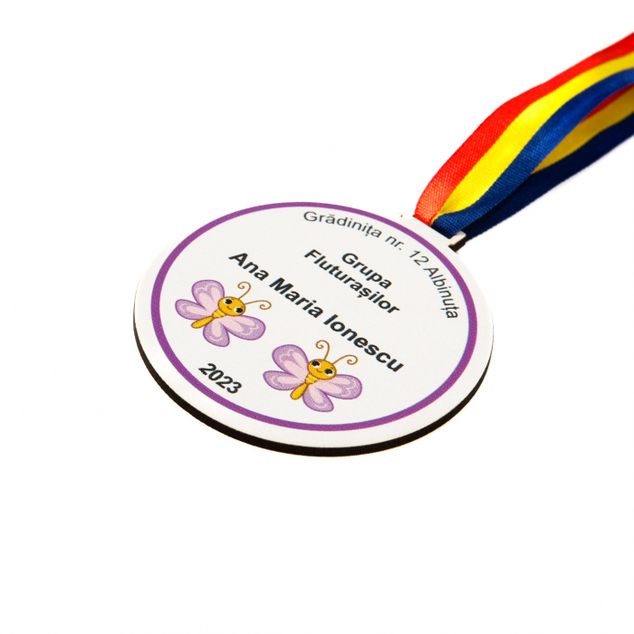 Medalie personalizata din lemn pentru grupa Fluturasilor pe fundal alb [2]