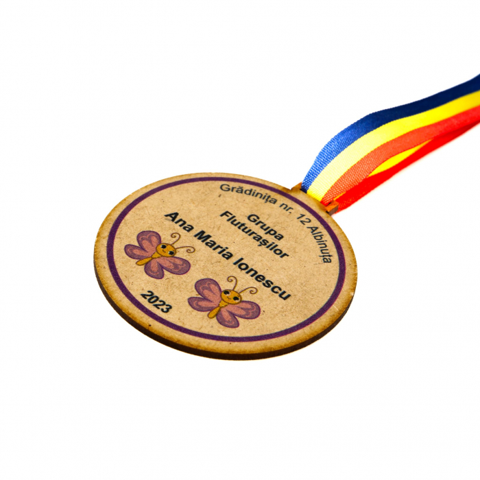 Medalie personalizata din lemn pentru grupa Fluturasilor [3]