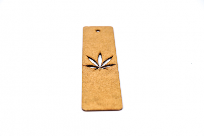 Semn de carte din lemn cu frunza de marijuana [2]