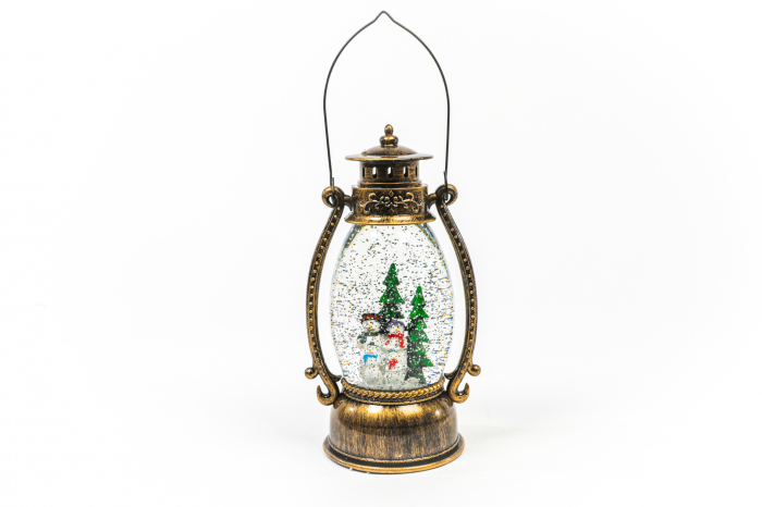 Ornament tip felinar oval care lumineaza cu 3 oameni de zapada
