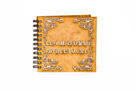 Cadouri pentru profesori - Agenda 10x10 personalizata din lemn cu mesaj "Cea mai buna directoare"
