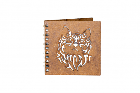 Cadouri pentru EA - Agenda 10x10 personalizata din lemn cu o pisica pufoasa