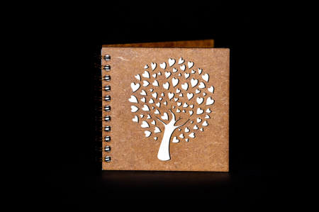 Agende 10x10 - Agenda 10x10 personalizata din lemn cu un copac cu inimi