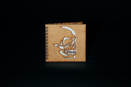 Agenda 10x10 personalizata din lemn cu un Craniu [1]