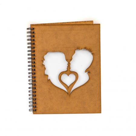 Cadouri pentru EA - Agenda A5 personalizata din lemn cu doi indragostiti
