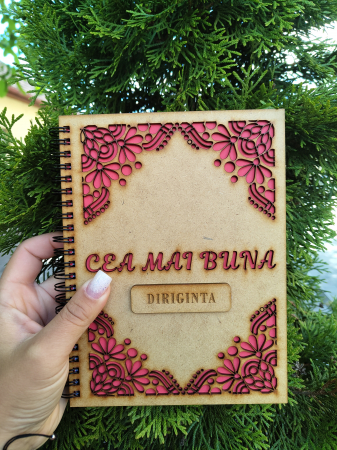 Martisoare - Agenda A5 personalizata din lemn cu mesaj "Cea mai buna diriginta" cu hartie colorata