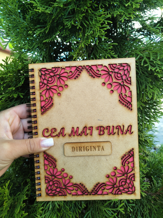 Agenda A5 personalizata din lemn cu mesaj "Cea mai buna diriginta" cu hartie colorata [1]