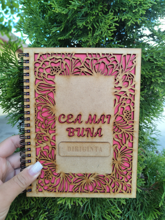 Cadouri pentru profesori - Agenda A5 personalizata din lemn cu mesaj "Cea mai buna diriginta" cu hartie colorata si model floral