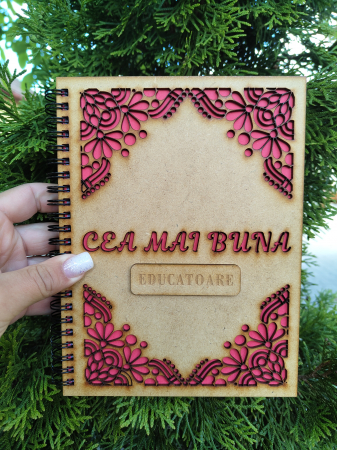 Cadouri pentru profesori - Agenda A5 personalizata din lemn cu mesaj "Cea mai buna educatoare" cu hartie colorata