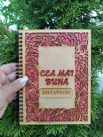 Agenda A5 personalizata din lemn cu mesaj "Cea mai buna educatoare" cu hartie colorata si model floral [1]