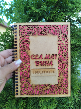 Cadouri pentru profesori - Agenda A5 personalizata din lemn cu mesaj "Cea mai buna educatoare" cu hartie colorata si model floral