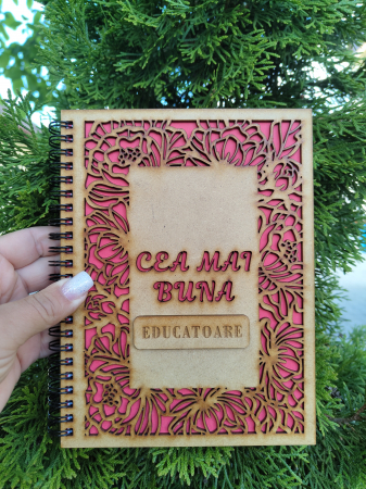 Agenda A5 personalizata din lemn cu mesaj "Cea mai buna educatoare" cu hartie colorata si model floral [2]