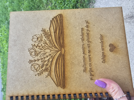 Agenda A5 personalizata din lemn cu mesaj "Cea mai buna educatoare" cu hartie colorata si model floral - Copie [1]