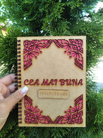 Martisoare - Agenda A5 personalizata din lemn cu mesaj "Cea mai buna invatatoare" cu hartie colorata