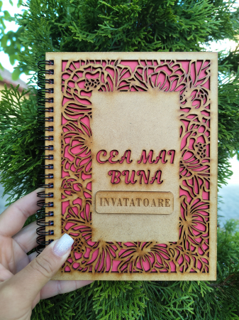 Agenda A5 personalizata din lemn cu mesaj "Cea mai buna invatatoare" cu hartie colorata si model floral [1]