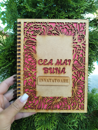 Cadouri pentru profesori - Agenda A5 personalizata din lemn cu mesaj "Cea mai buna invatatoare" cu hartie colorata si model floral