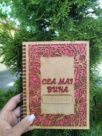 Cadouri pentru profesori - Agenda A5 personalizata din lemn cu mesaj "Cea mai buna profesoara" cu hartie colorata si model floral
