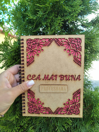 Agenda A5 personalizata din lemn cu mesaj "Cea mai buna profesoara" cu hartie colorata [1]