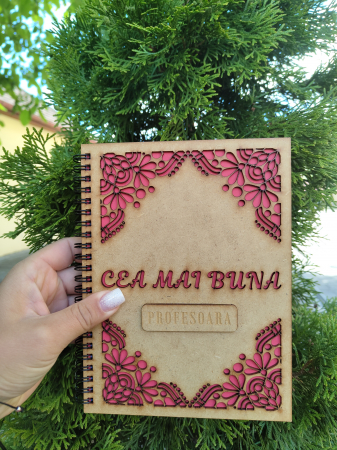 Cadouri pentru profesori - Agenda A5 personalizata din lemn cu mesaj "Cea mai buna profesoara" cu hartie colorata