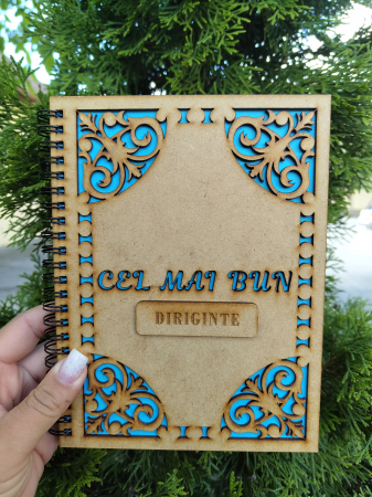 Agende pentru profesori - Agenda A5 personalizata din lemn cu mesaj "Cel mai bun diriginte" cu hartie colorata