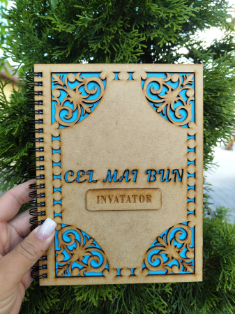 Agende pentru profesori - Agenda A5 personalizata din lemn cu mesaj "Cel mai bun invatator" cu hartie colorata