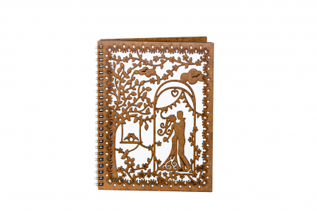 Agenda A5 personalizata din lemn cu model filigranat cu 2 indragostiti [1]