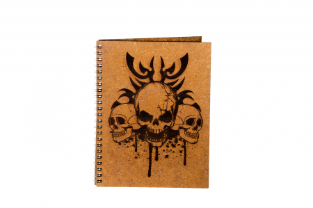 Agenda A5 personalizata din lemn cu un trei cranii [1]