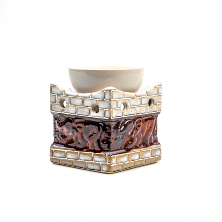 Feng Shui - Vas ceramic alb cu maro pentru ulei esential, cu elefant si model din caramizi