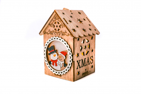 Casuta din lemn care lumineaza cu om de zapada si ursulet [1]