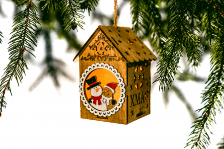 Decoratiuni cu lumina - Casuta din lemn care lumineaza cu om de zapada si ursulet