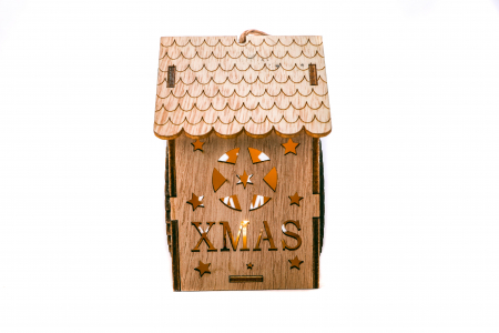 Casuta din lemn care lumineaza cu om de zapada si brazi [2]