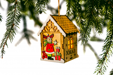 Decoratiuni cu lumina - Casuta din lemn care lumineaza cu ren