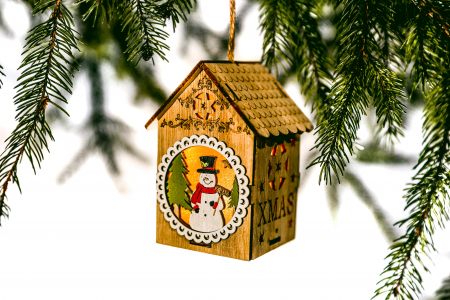 Decoratiuni cu lumina - Casuta din lemn care lumineaza cu om de zapada