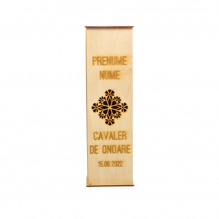 Produse personalizate pentru nunti si botezuri - Cutie de vin personalizata pentru cavaler de onoare cu model central