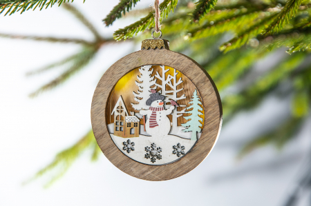 Decoratiune din lemn care lumineaza cu un om de zapada [0]