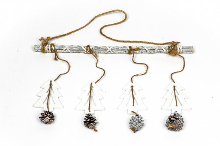 Decoratiuni cu peisaje de iarna - Decoratiune din lemn cu braduti