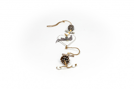 Decoratiune din lemn cu inima alba [2]