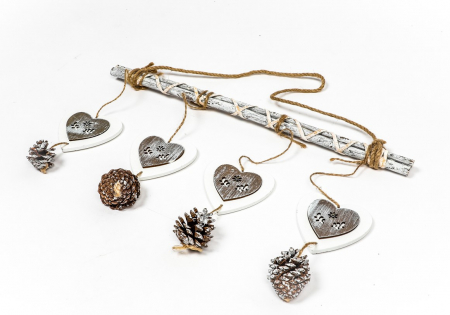 Decoratiune din lemn cu inimioare [1]