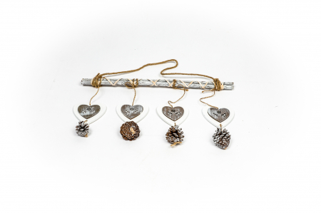 Decoratiune din lemn cu inimioare [3]